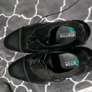 I have a brand new pair casual shoes Reaction Kenneth Cole Black